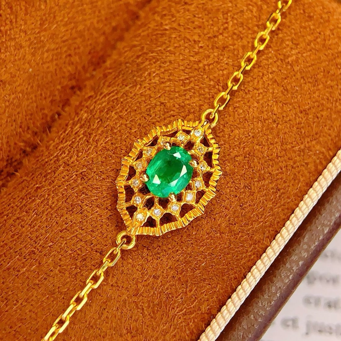 14k Gold 0.45 Ct Natural Emerald & Diamond Bracelet: Ref:231192357 // gold content:14k gold // main gemstone:emerald // shape:oval // carat weight:0. 45ct // color:green // treatment:natural // // adjacent gemstone 2 : diamond // number of stones:14 //