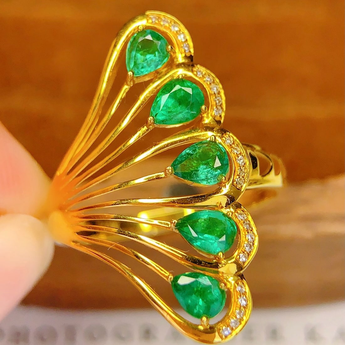 14k Gold 1.8 Ct Natural Emerald & Diamond Ring: Ref:231192358 // gold content:14k gold // ring size:7. 25us // // main gemstone:emerald // shape:pear // carat weight:1. 8ct // color:green // treatment:natural // // adjacent gemstone 2 : diamond //