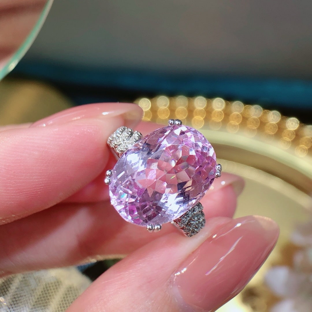 14k Gold 9.2 Ct Natural Kunzite & Diamond Ring: Ref:231192378 // gold content:14k gold // ring size:7. 25us // // main gemstone:kunzite // shape:oval // carat weight:9. 2ct // color:pinkish purple // treatment:natural // // adjacent gemstone 2 : di