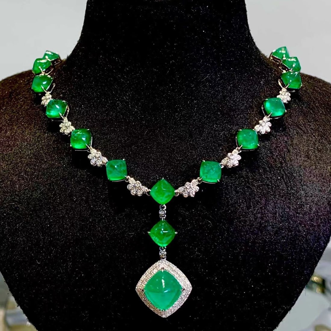 14k Gold 16.8 Ct Natural Emerald & Diamond Necklace: Ref:231193001 // gold content:14k gold // main gemstone:emerald // shape:sugar-loaf // carat weight:16. 8ct // color:green // treatment:natural // // adjacent gemstone 2 : diamond // shape:round // cl