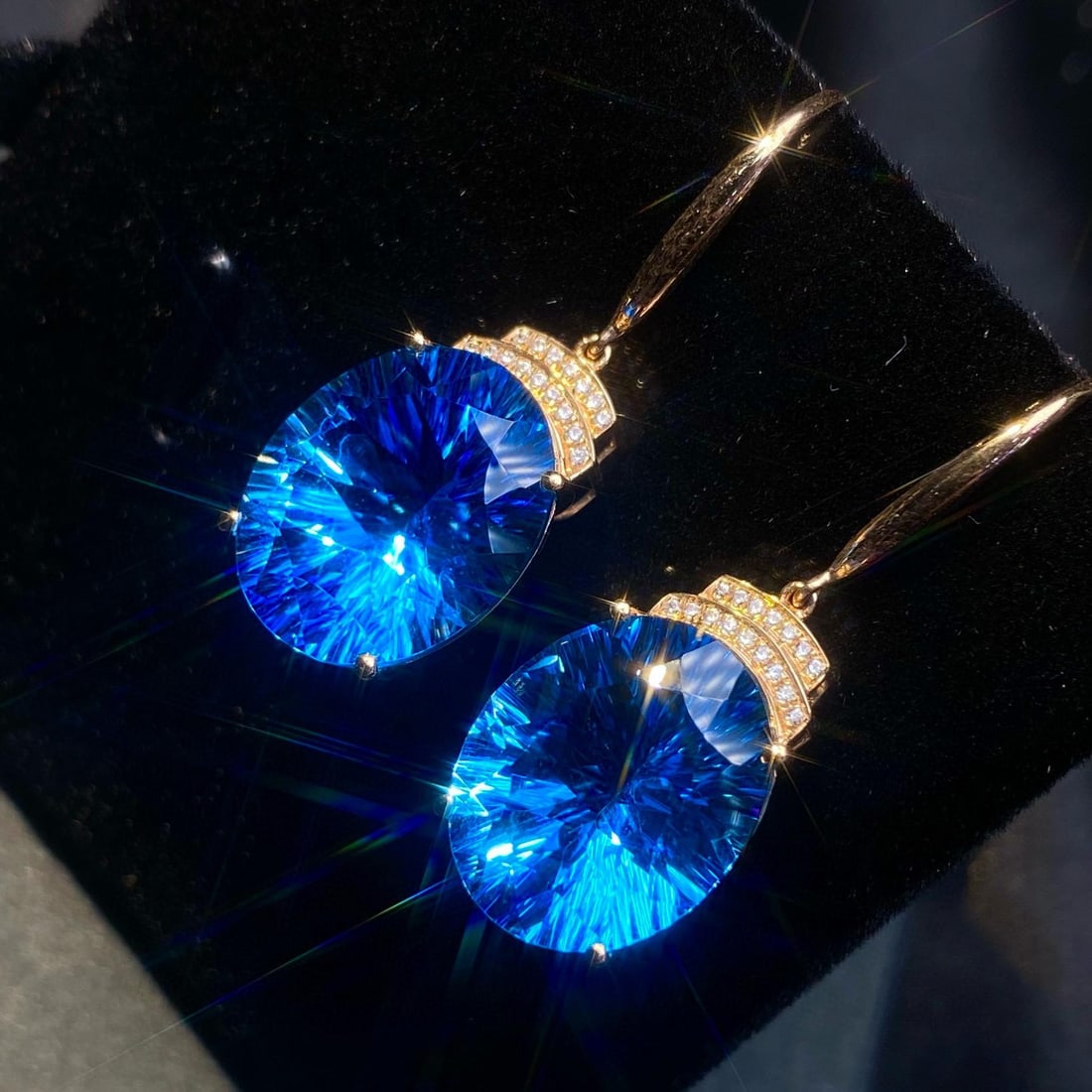 14k Gold 21.81 Ct Natural Topaz & Diamond Earrings: Ref:231193015 // gold content:14k gold // main gemstone:topaz // shape:oval // carat weight:21. 81ct // color:blue // treatment:natural // // adjacent gemstone 2 : diamond // number of stones:32 // sh