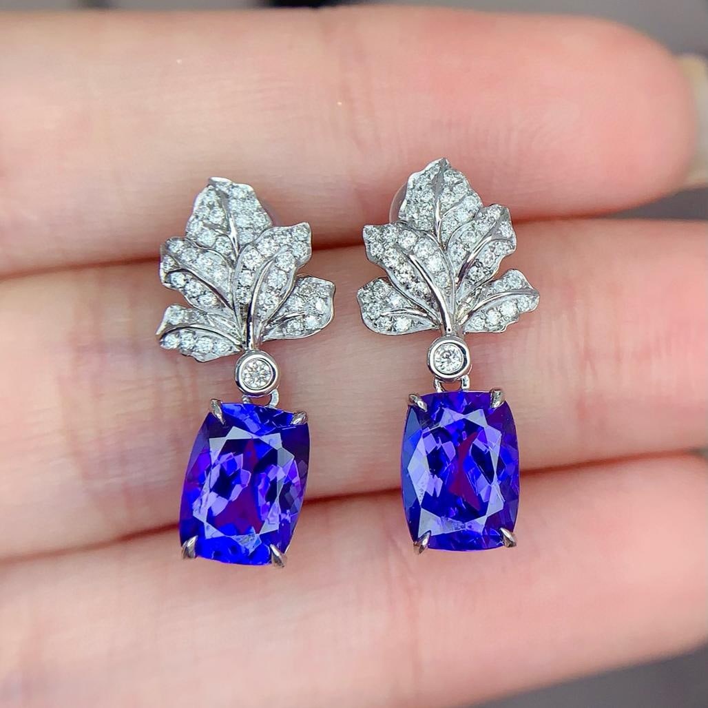 14k Gold 3.38 Ct Natural Tanzanite & Diamond Earrings: Ref:231193019 // gold content:14k gold // main gemstone:tanzanite // shape:cushion // carat weight:3. 38ct // color:blue // treatment:natural // // adjacent gemstone 2 : diamond // shape:round // clar