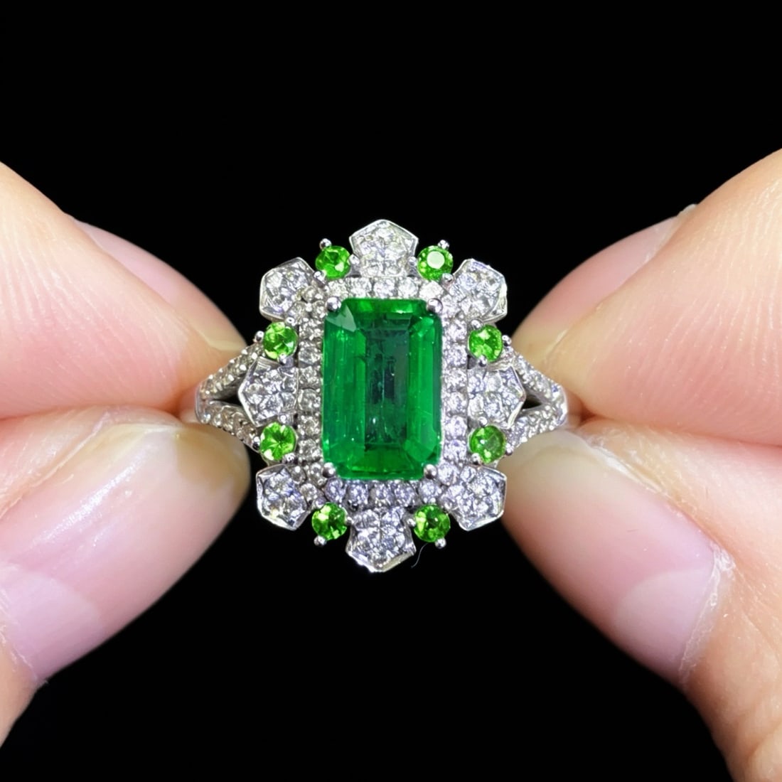 14k Gold 1.23 Ctw Natural Emerald & Diamond Ring: Ref:231193035 // gold content:14k gold // ring size:7. 25us // // main gemstone:emerald // shape:octagonal // carat weight:0. 87ct // color:green // treatment:natural // // adjacent gemstone 2 :
