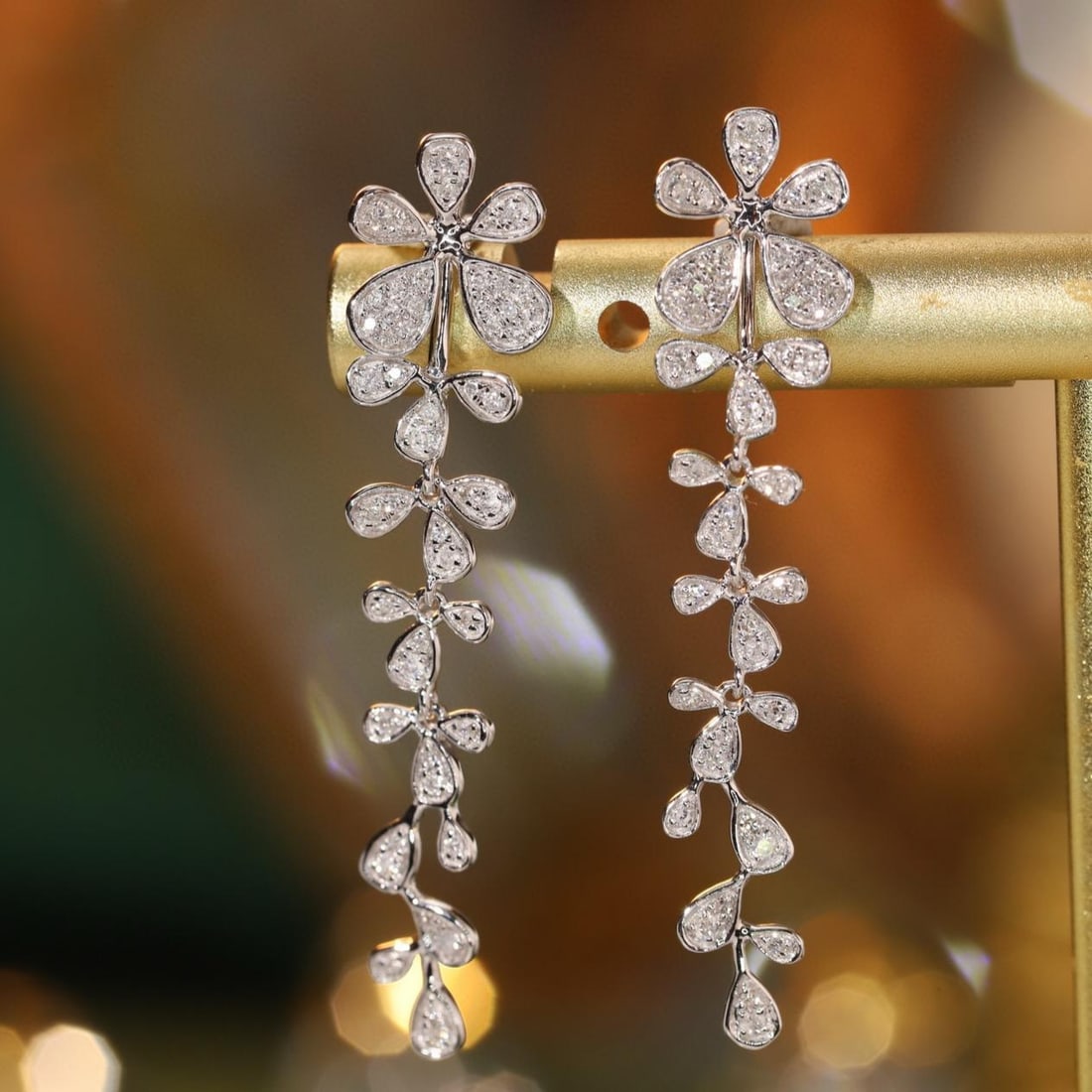 14k Gold 0.4 Ct Natural H Diamond Earrings: Ref:231193042 // gold content:14k gold // main gemstone:diamond // shape:round // carat weight:0. 4ct // clarity grade:vs-si // color:h // treatment:natural // cut grade:g // High Estimate: 3300 Low E