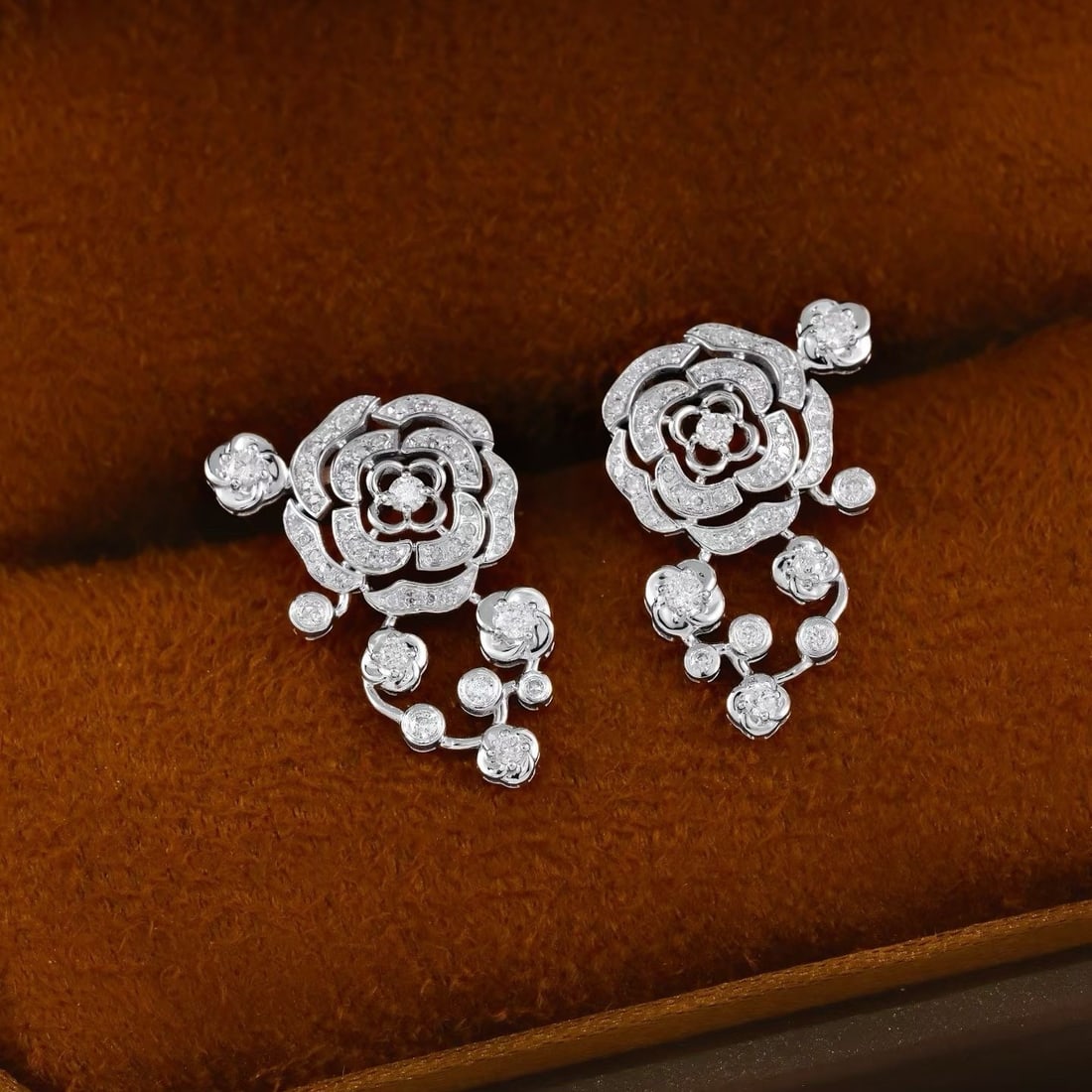 14k Gold 0.6 Ct Natural H Diamond & Flowers Earrings: Ref:231193046 // gold content:14k gold // main gemstone:diamond // shape:round // carat weight:0. 6ct // clarity grade:vs-si // color:h // treatment:natural // cut grade:g // Low Estimate: 2400