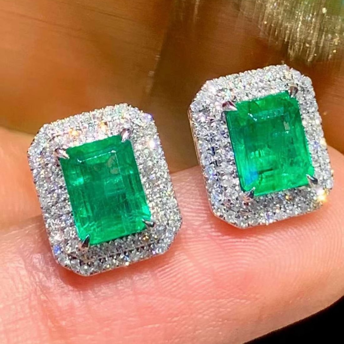 14k Gold 1.8 Ct Natural Emerald & Diamond Earrings: Ref:231193079 // gold content:14k gold // main gemstone:emerald // shape:octagonal // carat weight:1. 8ct // color:green // treatment:natural // // adjacent gemstone 2 : diamond // shape:round //