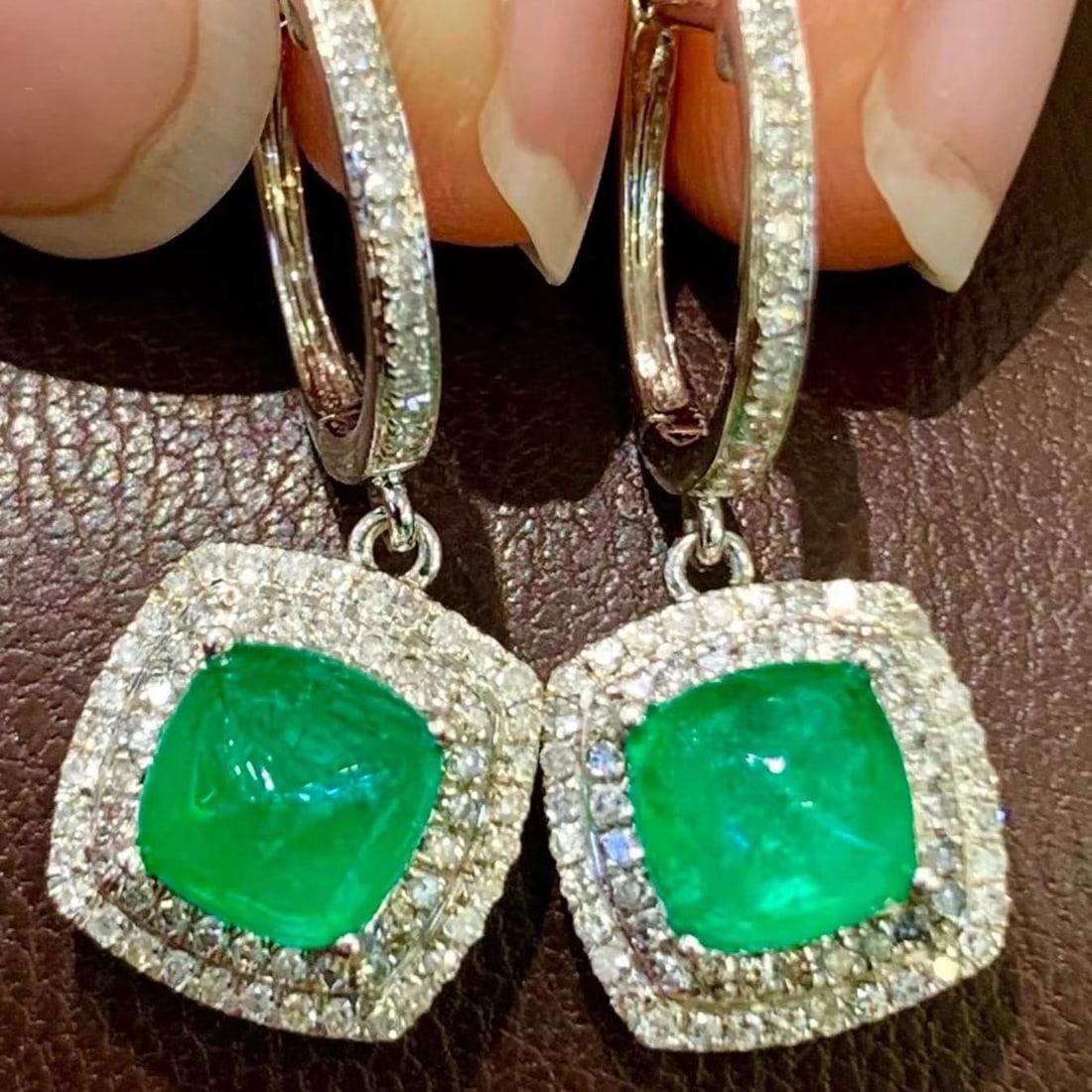 14k Gold 2.3 Ct Natural Emerald & Diamond Earrings: Ref:231193127 // gold content:14k gold // main gemstone:emerald // shape:sugar-loaf // carat weight:2. 3ct // color:green // treatment:natural // // adjacent gemstone 2 : diamond // shape:round //