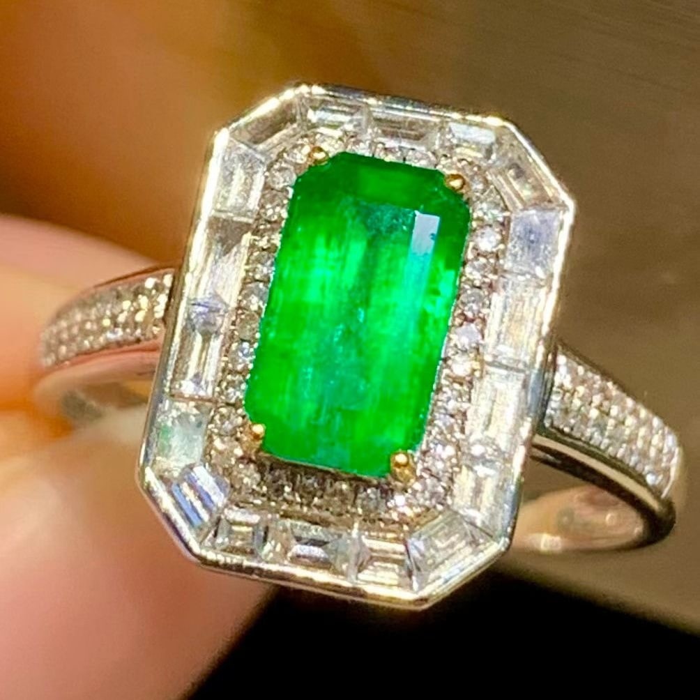 14k Gold 0.9 Ct Vivid Green Natural Emerald & Diamond Ring: Ref:231193130 // gold content:14k gold // ring size:7. 25us // // main gemstone:emerald // shape:octagonal // carat weight:0. 9ct // color:vivid green // treatment:natural // // adjacent gemstone 2 :