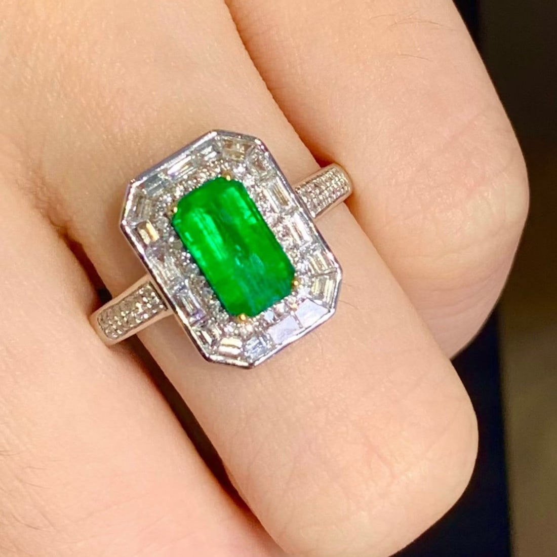 14k Gold 0.9 Ct Vivid Green Natural Emerald & Diamond Ring - 3