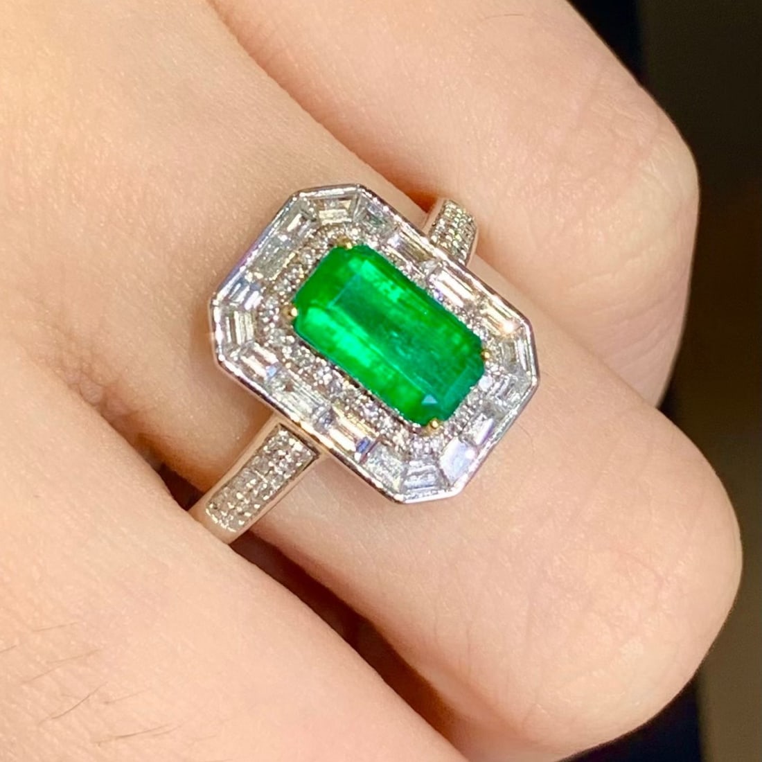 14k Gold 0.9 Ct Vivid Green Natural Emerald & Diamond Ring - 4