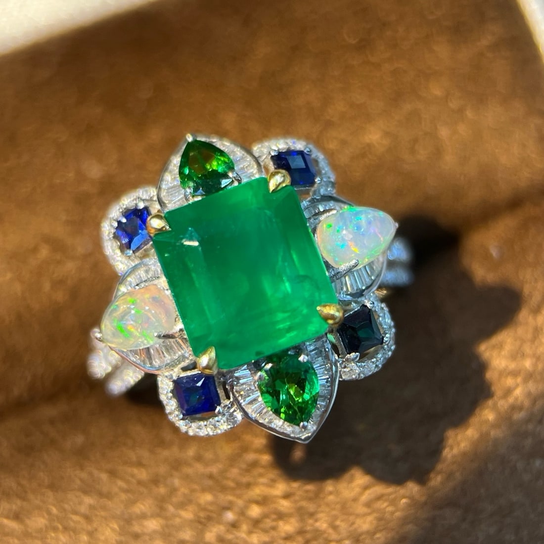 14k Gold 3.46 Ctw Natural Emerald & Diamond Ring: Ref:231193175 // gold content:14k gold // ring size:7. 25us // // main gemstone:emerald // shape:octagonal // carat weight:2. 60ct // color:green // treatment:natural // // adjacent gemstone 2 : diamo