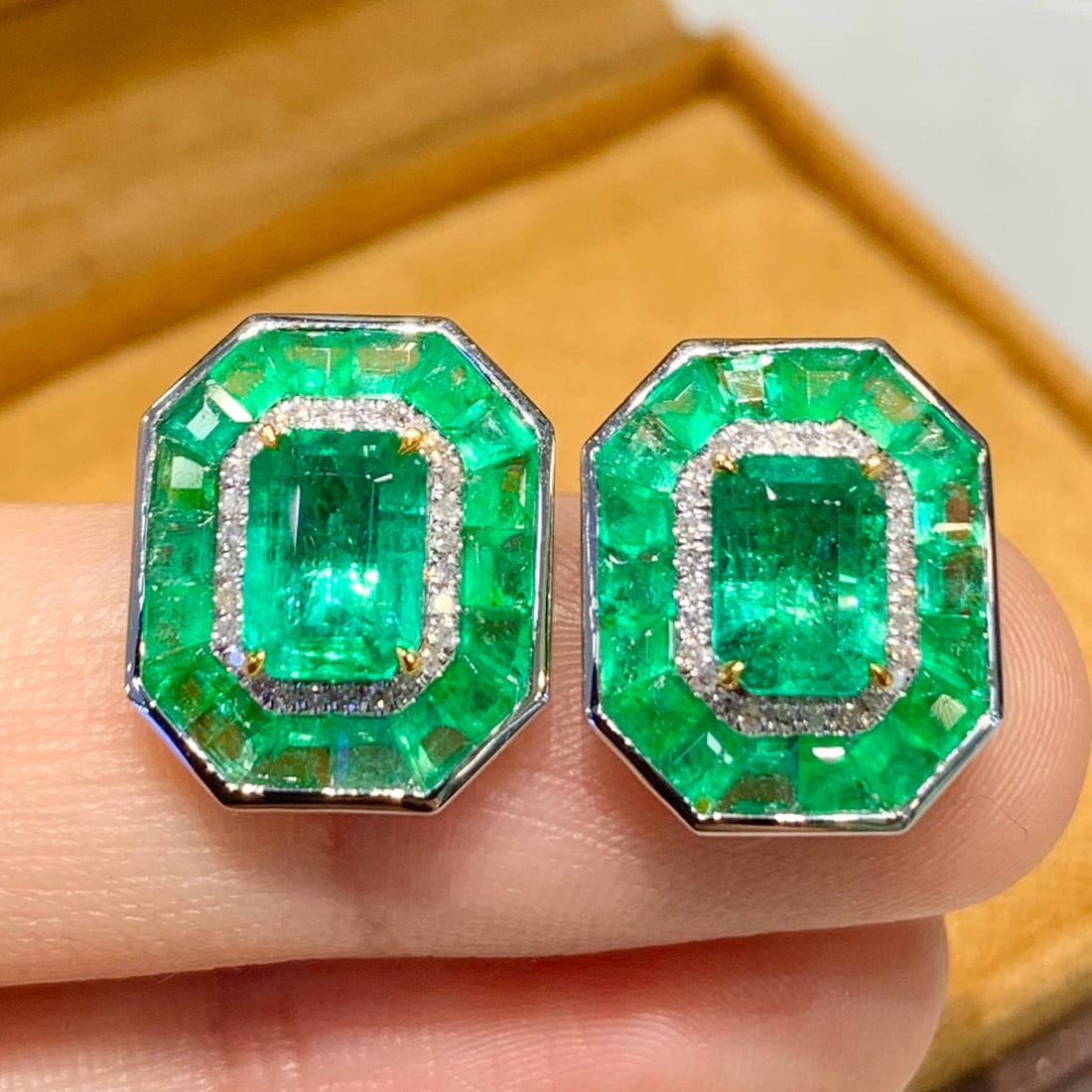 14k Gold 4.5 Ct Natural Emerald & Diamond Earrings: Ref:231193176 // gold content:14k gold // main gemstone:emerald // shape:multiple // carat weight:4. 5ct // color:green // treatment:natural // // adjacent gemstone 2 : diamond // shape:round //