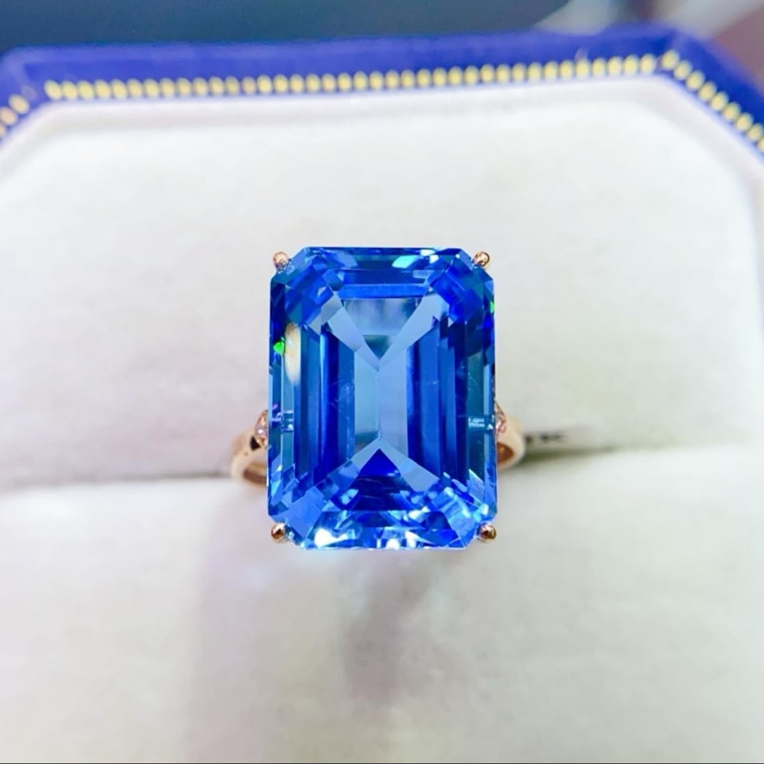 14k Gold 15.42 Ctw Natural Topaz & Diamond Ring: Ref:231193194 // gold content:14k gold // ring size:7. 25us // // main gemstone:topaz // shape:octagonal // carat weight:15. 4ct // color:blue // treatment:natural // // adjacent gemstone 2 : diamond