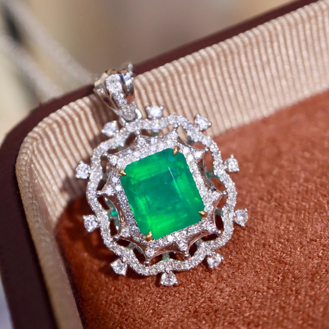 14k Gold 2.90 Ctw Natural Emerald & Diamond Pendant( Without Chain ): Ref:231193213 // gold content:14k gold // main gemstone:emerald // shape:octagonal // carat weight:2. 50ct // color:green // treatment:natural // // adjacent gemstone 2 : diamond // shape:round // car