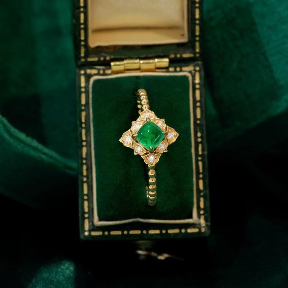 14k Gold 0.58 Ctw Natural Emerald & Diamond Ring: Ref:231193224 // gold content:14k gold // ring size:7. 25us // // main gemstone:emerald // shape:sugar-loaf // carat weight:0. 5ct // color:green // treatment:natural // // adjacent gemstone 2 :