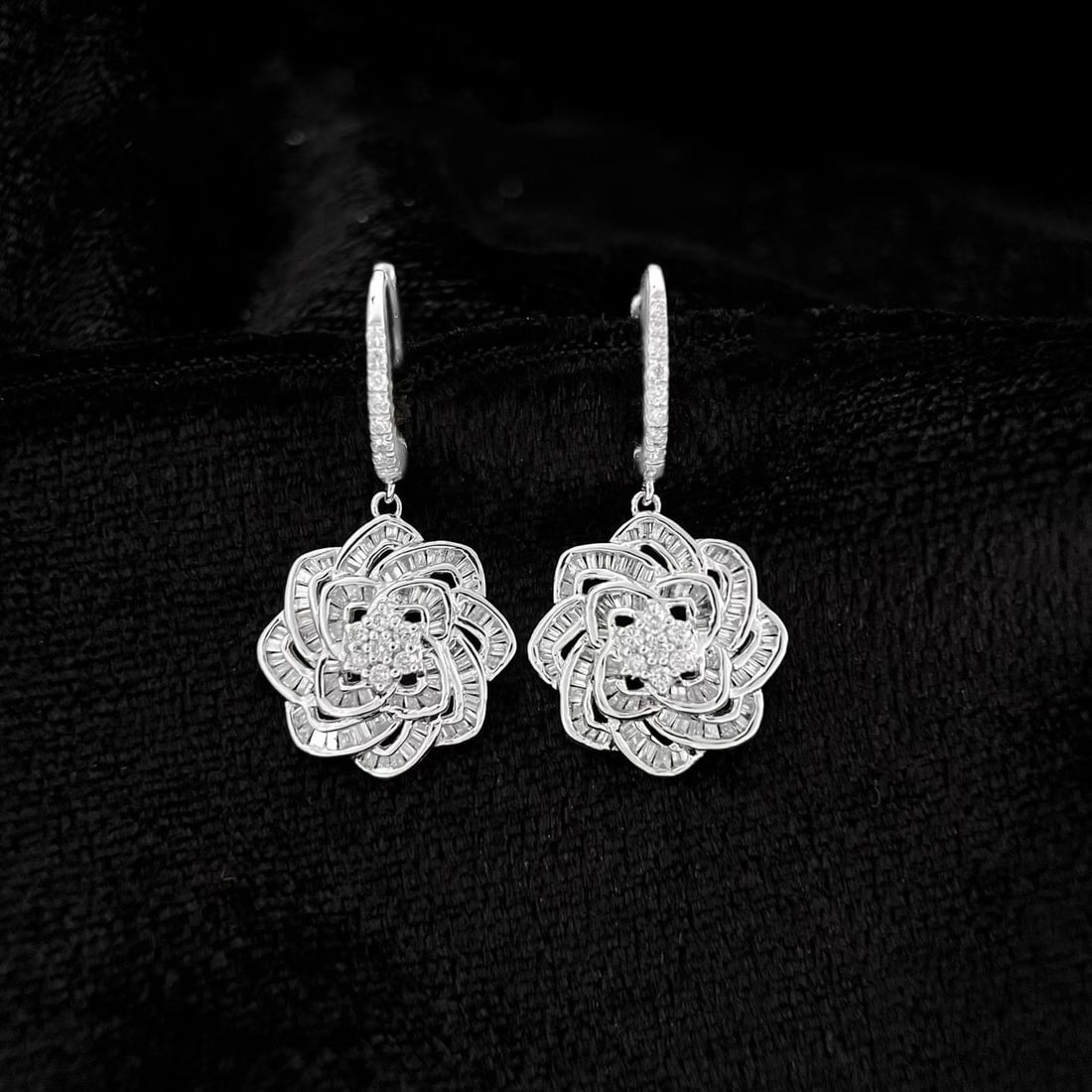 14k Gold 0.9 Ct Natural H Diamond Earrings: Ref:231193230 // gold content:14k gold // main gemstone:diamond // shape:multiple // carat weight:0. 9ct // clarity grade:vs-si // color:h // treatment:natural // Low Estimate: 3700 Condition: New