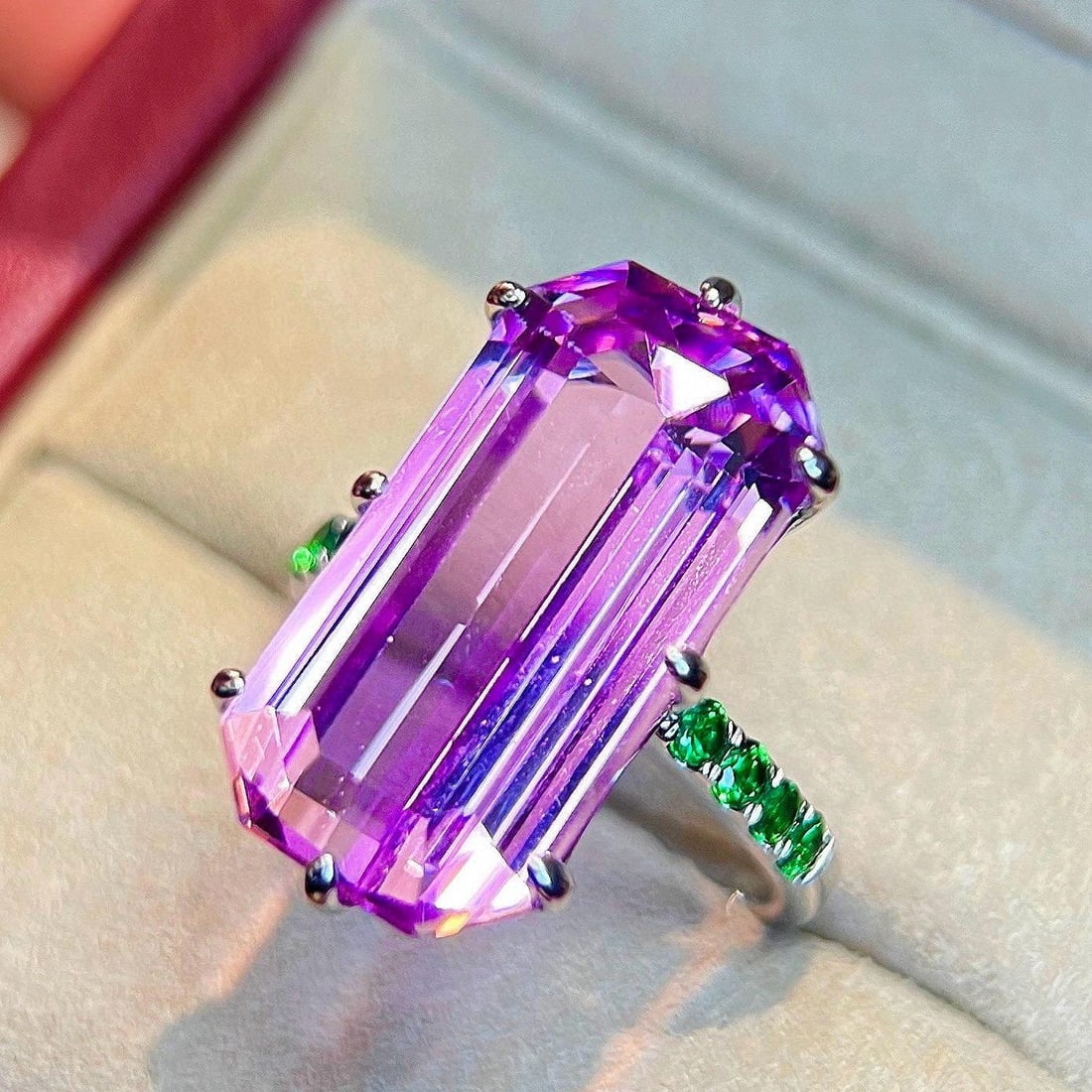 14k Gold 17.11 Ctw Natural Kunzite & Tsavorite Ring: Ref:231193237 // gold content:14k gold // ring size:7. 25us // // main gemstone:kunzite // shape:octagonal // carat weight:16. 71ct // color:pinkish purple // treatment:natural // // adjacent