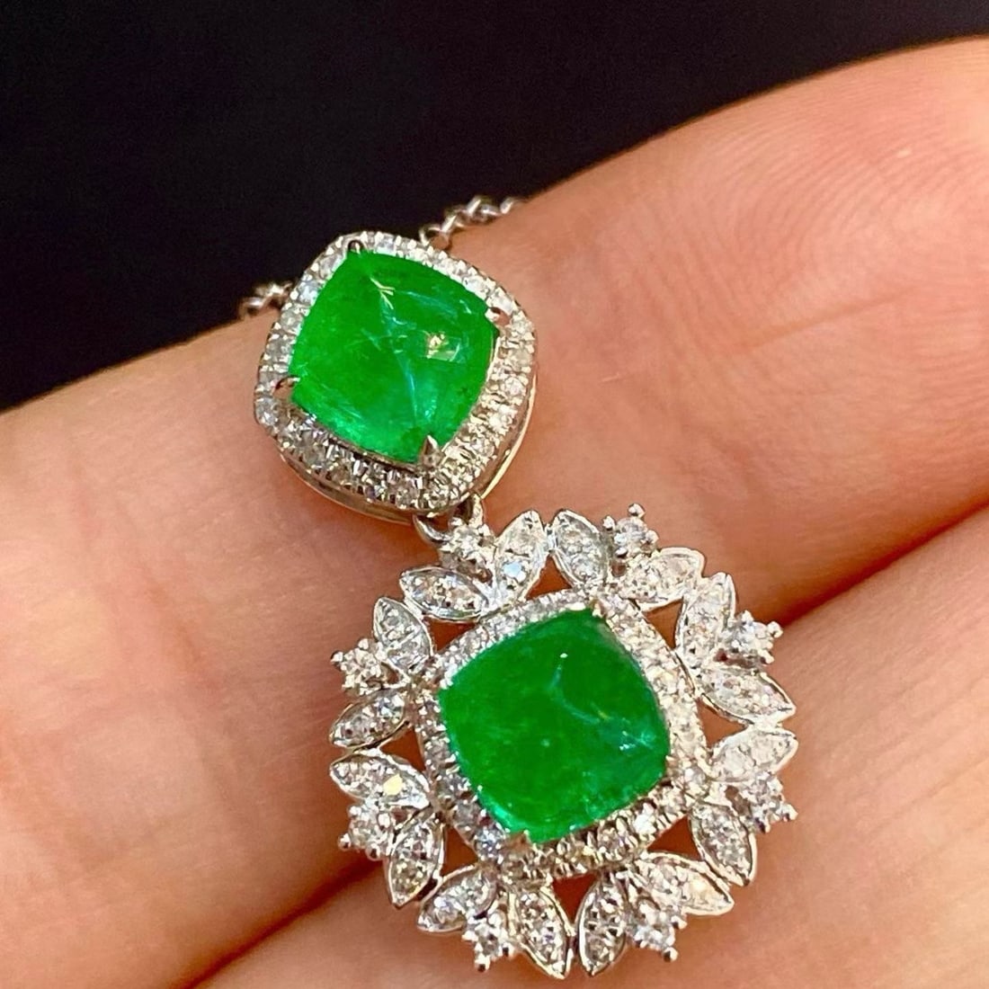14k Gold 1.8 Ct Natural Emerald & Diamond Pendant( Without Chain ): Ref:231193259 // gold content:14k gold // main gemstone:emerald // shape:sugar-loaf // carat weight:1. 8ct // color:green // treatment:natural // // adjacent gemstone 2 : diamond // shape:round //