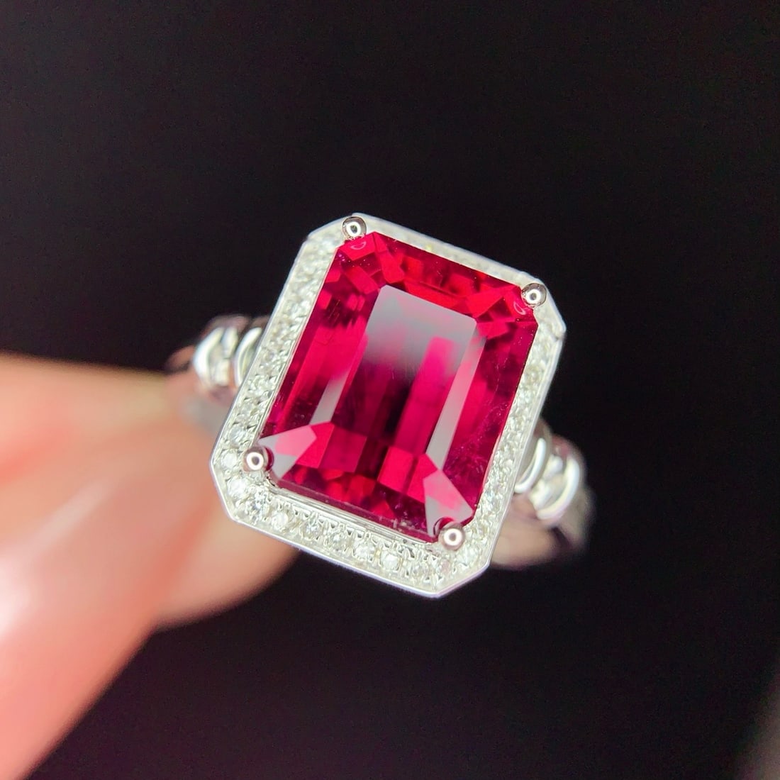 14k Gold 2.98 Ct Natural Tourmaline & Diamond Ring: Ref:231194020 // gold content:14k gold // ring size:7. 25us // // main gemstone:tourmaline // shape:octagonal // carat weight:2. 98ct // color:red // treatment:natural // // adjacent gemstone 2 : diam
