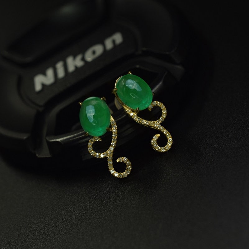 14k Gold 3.05 Ct Natural Emerald & Diamond Earrings: Ref:231194030 // gold content:14k gold // main gemstone:emerald // shape:oval // carat weight:3. 05ct // color:green // treatment:natural // // adjacent gemstone 2 : diamond // number of stones:56 //