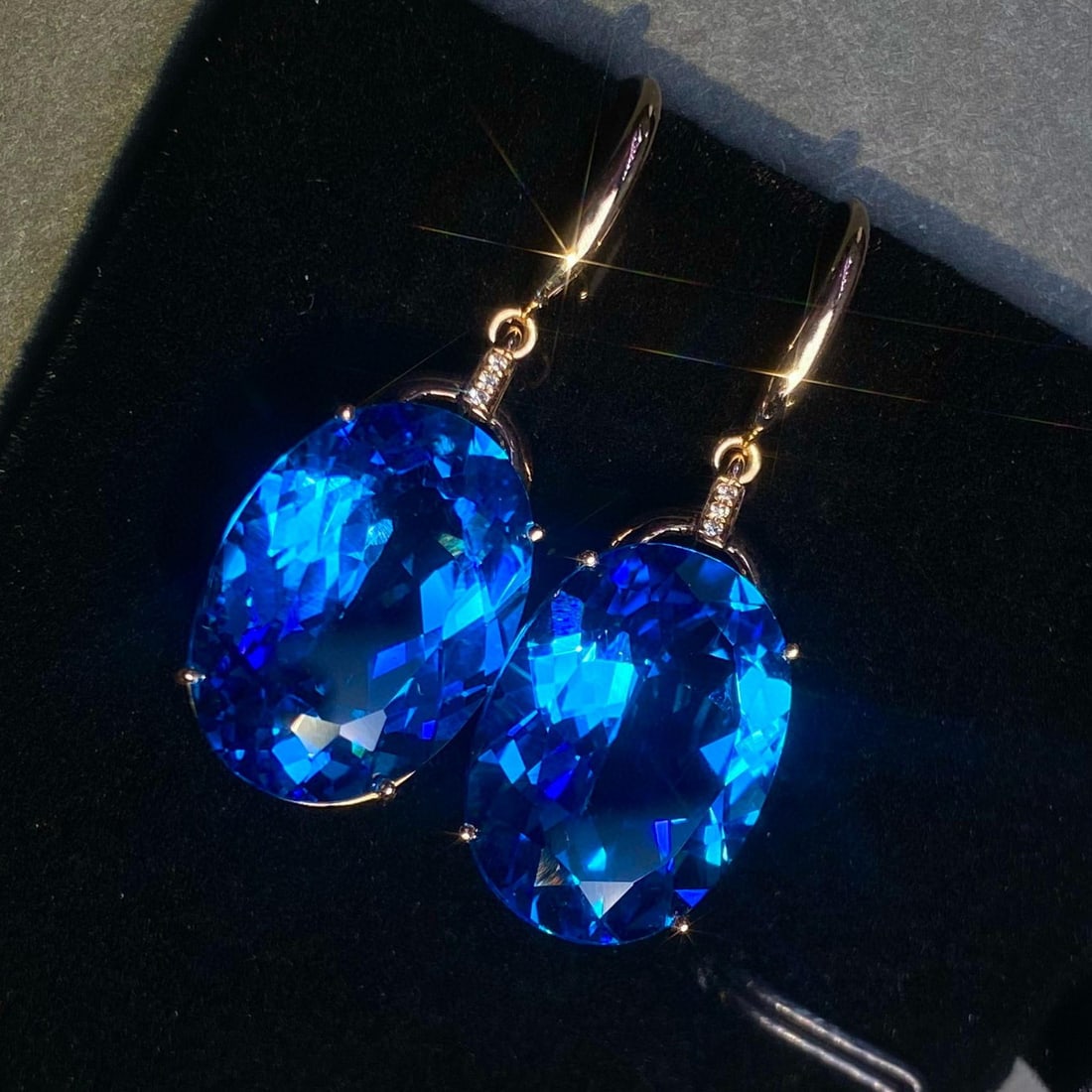 14k Gold 20.3 Ct Natural Topaz & Diamond Earrings: Ref:231194051 // gold content:14k gold // main gemstone:topaz // shape:oval // carat weight:20. 3ct // color:blue // treatment:natural // // adjacent gemstone 2 : diamond // number of stones:6 //