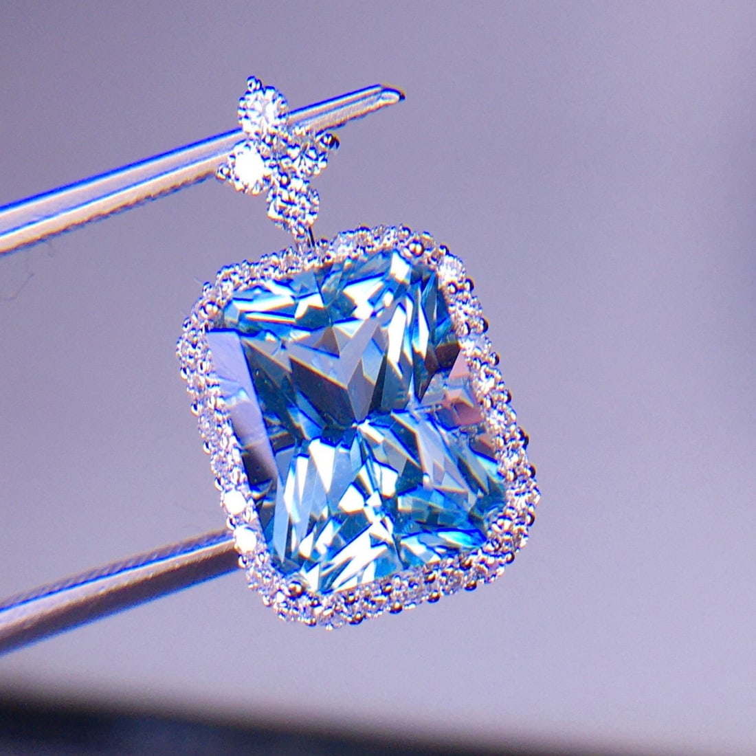 14k Gold 3.62 Ct Natural Aquamarine & Diamond Pendant( Without Chain ): Ref:231194057 // gold content:14k gold // main gemstone:aquamarine // shape:octagonal // carat weight:3. 62ct // color:blue // treatment:natural // // adjacent gemstone 2 : diamond // shape:round //
