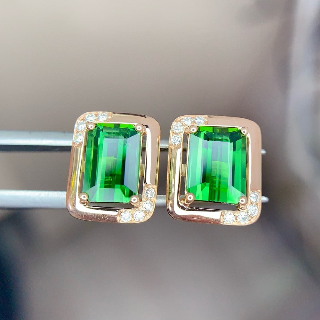 14k Gold 3.05 Ct Natural Tourmaline & Diamond Earrings: Ref:231194062 // gold content:14k gold // main gemstone:tourmaline // shape:octagonal // carat weight:3. 05ct // color:green // treatment:natural // // adjacent gemstone 2 : diamond // shape:round //