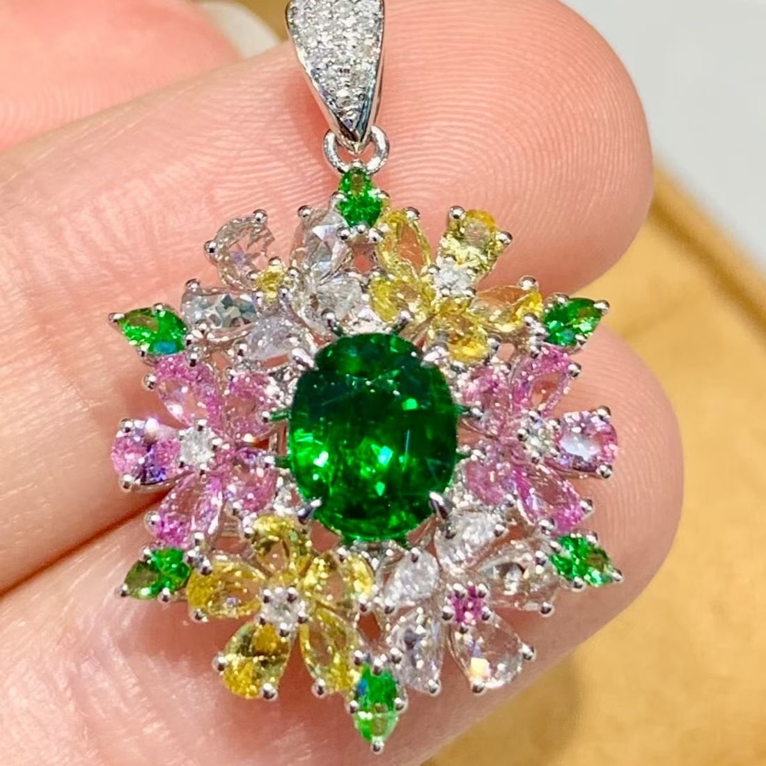 14k Gold 1.05 Ct Vivid Green Natural Tsavorite & Diamond & Coloured Gemstone Pendant( Without Chain: Ref:231194064 // gold content:14k gold // main gemstone:tsavorite // shape:oval // carat weight:1. 05ct // color:vivid green // treatment:natural // // adjacent gemstone 2 : diamond // shape:round //