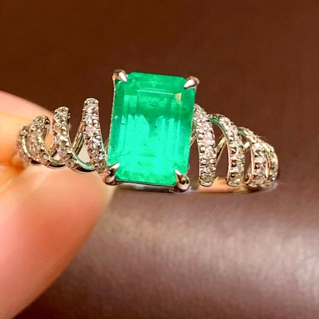 14k Gold 1.5 Ct Natural Emerald & Diamond Ring: Ref:231194072 // gold content:14k gold // ring size:7. 25us // // main gemstone:emerald // shape:octagonal // carat weight:1. 5ct // color:green // treatment:natural // // adjacent gemstone 2 : diamon