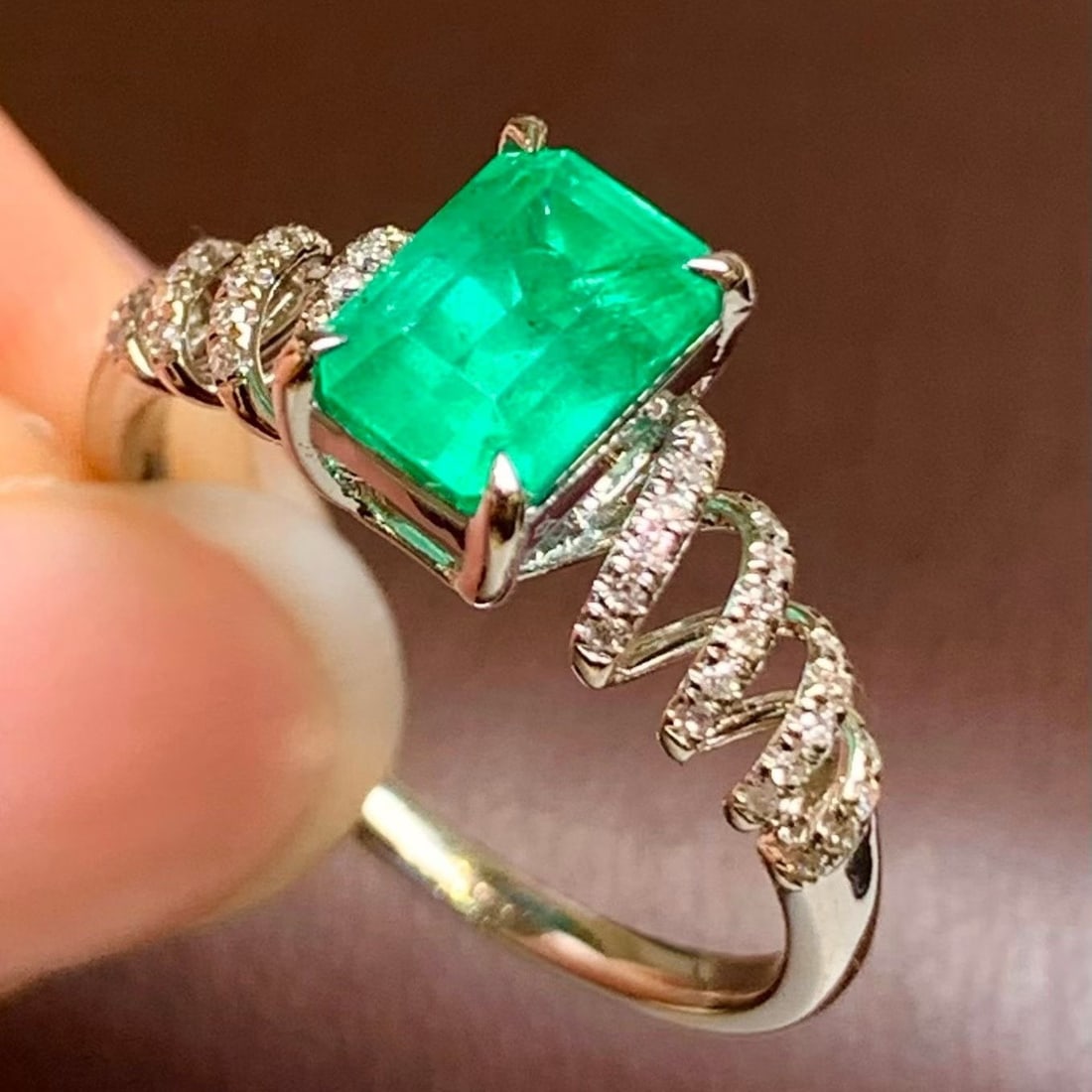 14k Gold 1.5 Ct Natural Emerald & Diamond Ring - 4