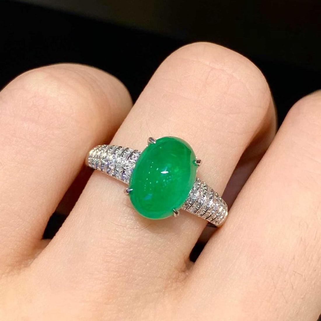 14k Gold 2.3 Ct Natural Emerald & Diamond Ring: Ref:231194078 // gold content:14k gold // ring size:7. 25us // // main gemstone:emerald // shape:oval // carat weight:2. 3ct // color:green // treatment:natural // // adjacent gemstone 2 : diamond // 