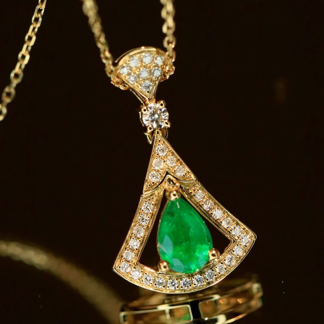 14k Gold 0.47 Ctw Natural Emerald & Diamond Necklace: Ref:231194079 // gold content:14k gold // main gemstone:emerald // shape:pear // carat weight:0. 34ct // color:green // treatment:natural // // adjacent gemstone 2 : diamond // shape:round // carat we