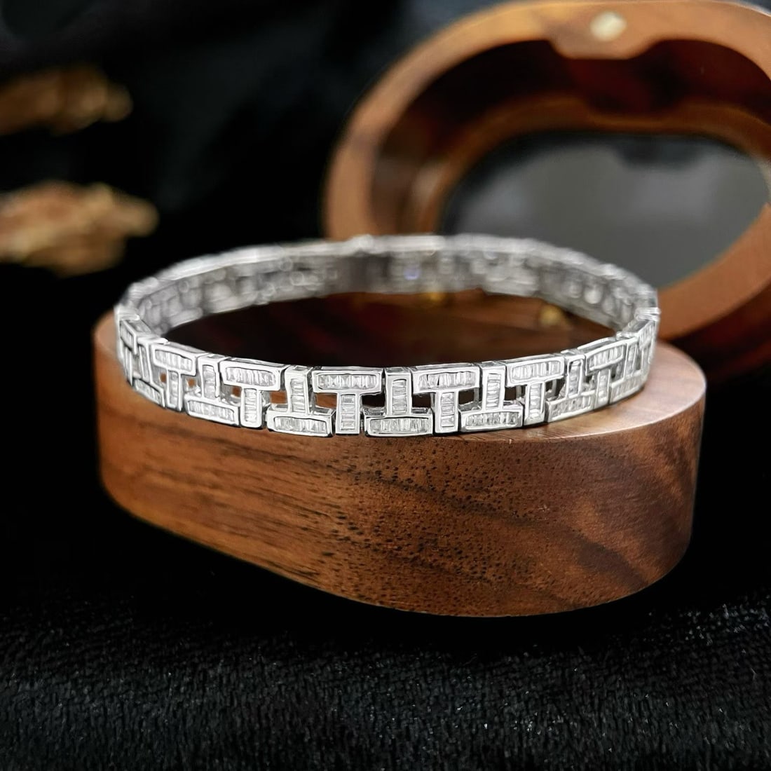14k Gold 2.5 Ct Natural H Diamond Bracelet: Ref:231194094 // gold content:14k gold // main gemstone:diamond // shape:multiple // carat weight:2. 5ct // clarity grade:vs-si // color:h // treatment:natural // Condition: New Low Estimate:
