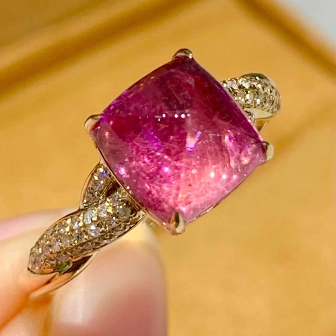14k Gold 3.3 Ct Natural Tourmaline & Diamond Ring: Ref:231194106 // gold content:14k gold // ring size:7. 25us // // main gemstone:tourmaline // shape:sugar-loaf // carat weight:3. 3ct // color:red // treatment:natural // // adjacent gemstone 2 : diam