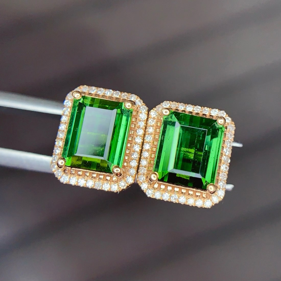 14k Gold 4.5 Ct Natural Tourmaline & Diamond Earrings: Ref:231194109 // gold content:14k gold // main gemstone:tourmaline // shape:octagonal // carat weight:4. 5ct // color:green // treatment:natural // // adjacent gemstone 2 : diamond // shape:round // c