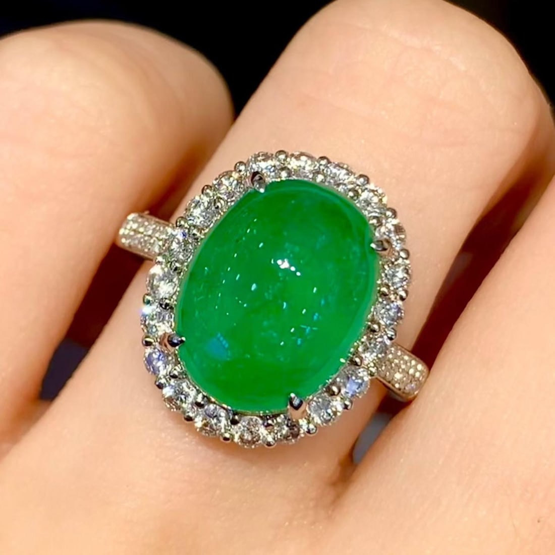 14k Gold 5.6 Ct Natural Emerald & Diamond Ring: Ref:231194114 // gold content:14k gold // ring size:7. 25us // // main gemstone:emerald // shape:oval // carat weight:5. 6ct // color:green // treatment:natural // // adjacent gemstone 2 : diamond // 