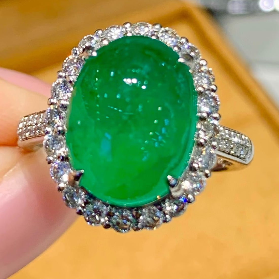 14k Gold 5.6 Ct Natural Emerald & Diamond Ring - 3