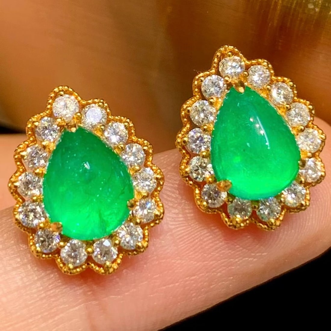 14k Gold 3.3 Ct Natural Emerald & Diamond Earrings: Ref:231194117 // gold content:14k gold // main gemstone:emerald // shape:pear // carat weight:3. 3ct // color:green // treatment:natural // // adjacent gemstone 2 : diamond // shape:round // clarity g