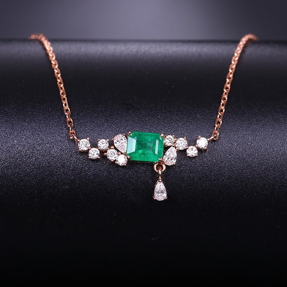 14k Gold 0.68 Ctw Natural Emerald & Diamond Necklace: Ref:231194123 // gold content:14k gold // main gemstone:emerald // shape:octagonal // carat weight:0. 41ct // color:green // treatment:natural // // adjacent gemstone 2 : diamond // shape:multiple //