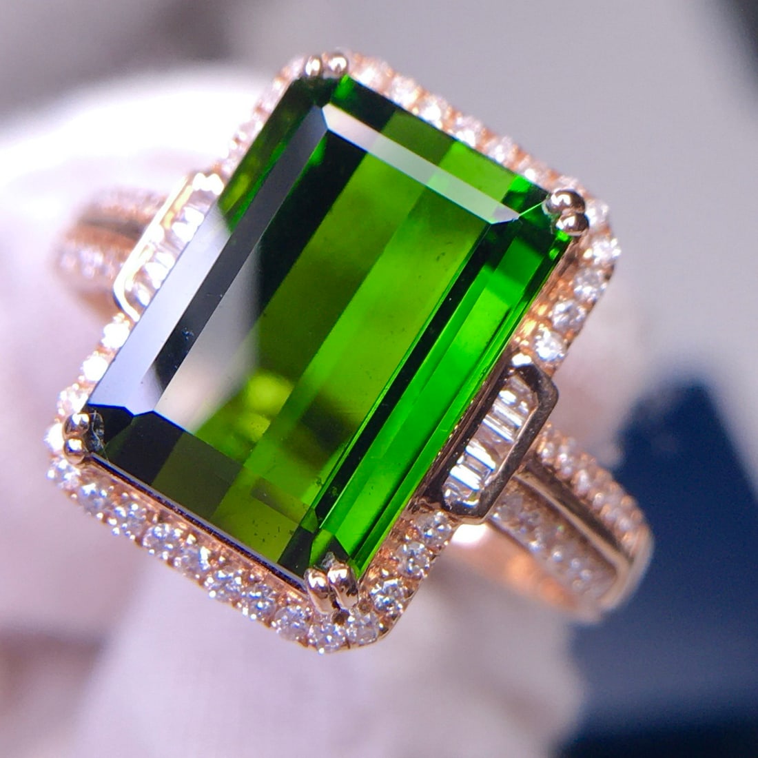 14k Gold 6.5 Ct Natural Tourmaline & Diamond Ring: Ref:231194142 // gold content:14k gold // ring size:7. 25us // // main gemstone:tourmaline // shape:octagonal // carat weight:6. 5ct // color:green // treatment:natural // // adjacent gemstone 2 : dia