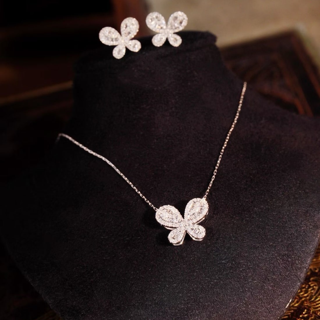 14k Gold 1.0 Ctw Natural H Diamond & Butterfly Jewelry Set: Ref:231194216 // gold content:14k gold // necklace // main gemstone:diamond // shape:multiple // carat weight:0. 4ct // clarity grade:vs-si // color:h // treatment:natural // // earrings // main gemst