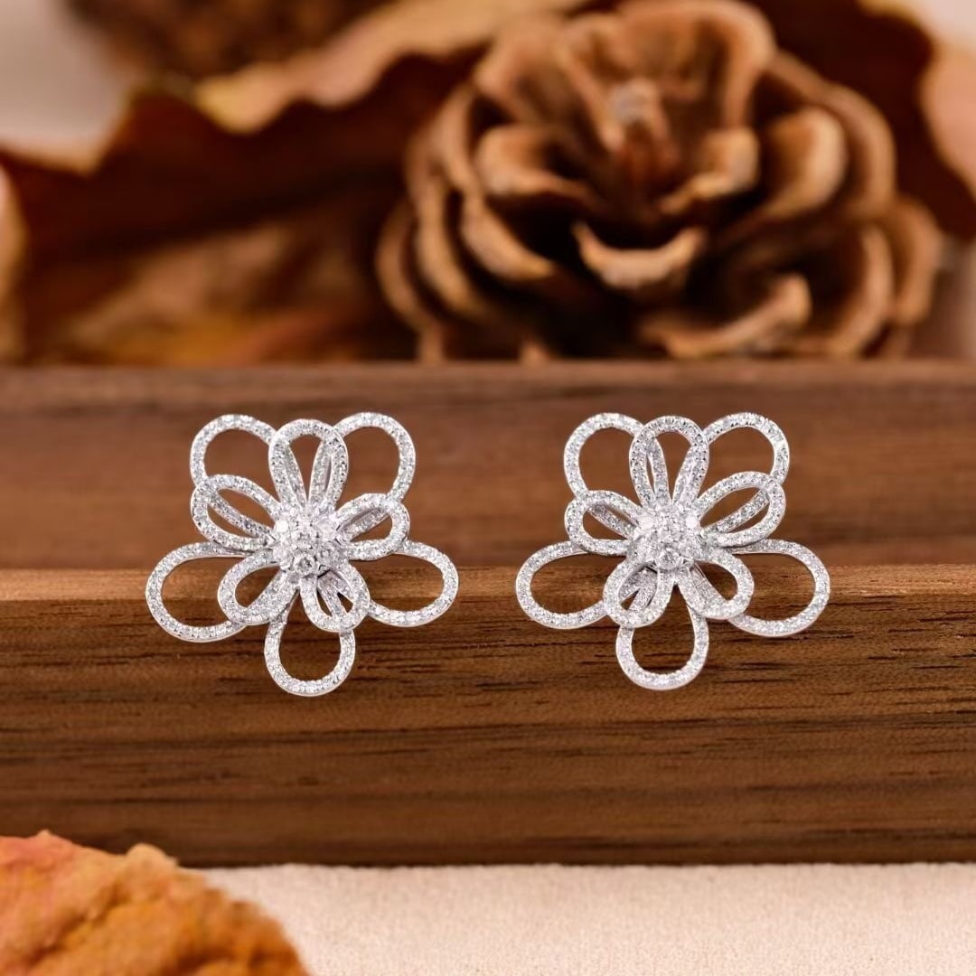 14k Gold 0.76 Ct Natural H Diamond & Flowers Earrings: Ref:231194270 // gold content:14k gold // main gemstone:diamond // shape:round // carat weight:0. 76ct // clarity grade:vs-si // color:h // treatment:natural // cut grade:g // Condition: New Low