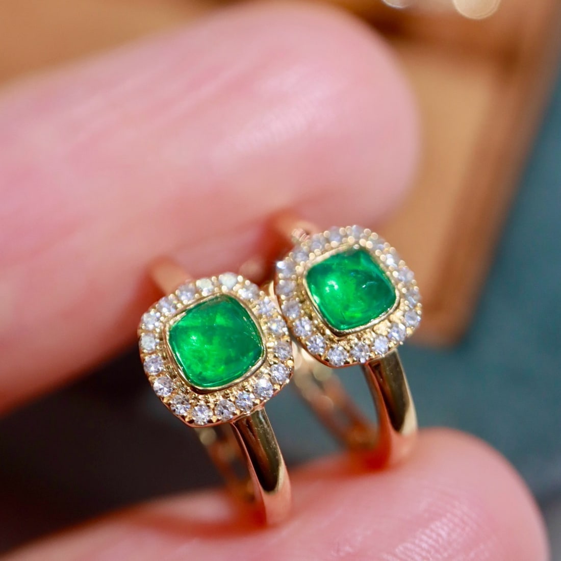 14k Gold 0.7 Ctw Natural Emerald & Diamond Earrings: Ref:231194298 // gold content:14k gold // main gemstone:emerald // shape:sugar-loaf // carat weight:0. 6ct // color:green // treatment:natural // // adjacent gemstone 2 : diamond // shape:round //