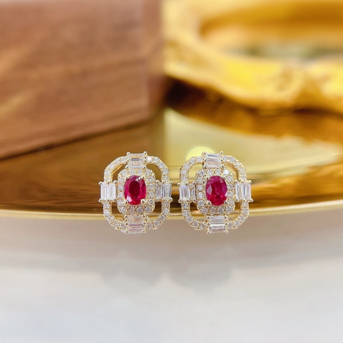 14k Gold 0.92 Ctw Natural Ruby & Diamond Earrings: Ref:231194300 // gold content:14k gold // main gemstone:ruby // shape:oval // carat weight:0. 36ct // color:red // treatment:natural // // adjacent gemstone 2 : diamond // shape:multiple // carat weig