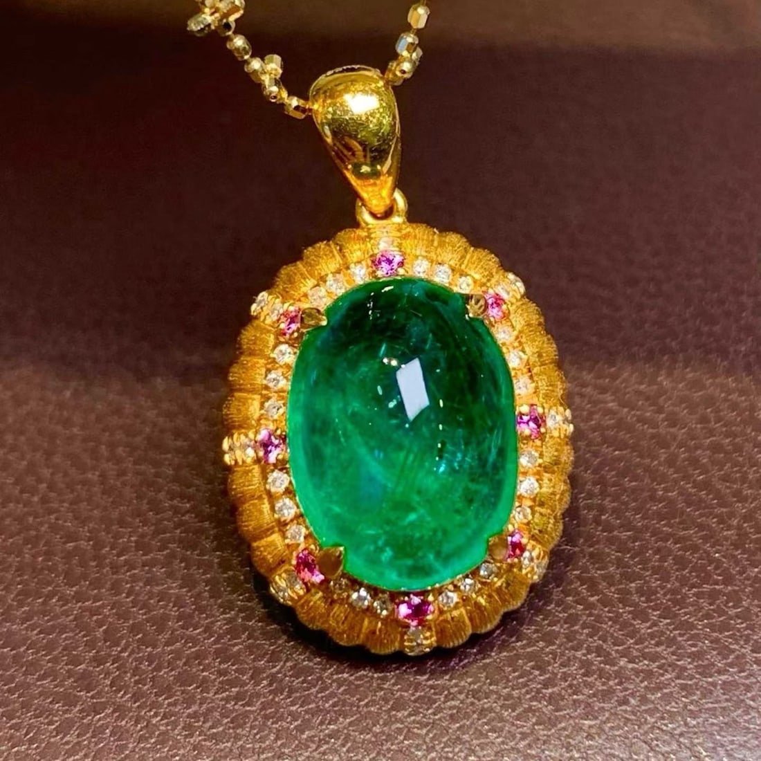 14k Gold 4.65 Ct Natural Emerald & Diamond Pendant( Without Chain ): Ref:231194302 // gold content:14k gold // main gemstone:emerald // shape:oval // carat weight:4. 65ct // color:green // treatment:natural // // adjacent gemstone 2 : diamond // shape:round // clarity 