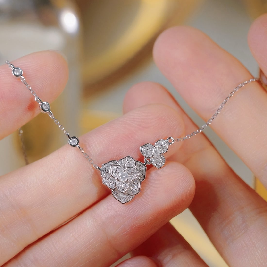 14k Gold 0.45 Ct Natural H Diamond & Flowers Necklace: Ref:231194310 // gold content:14k gold // main gemstone:diamond // shape:round // carat weight:0. 45ct // clarity grade:vs-si // color:h // treatment:natural // cut grade:g // High Estimate: 6600 Low 