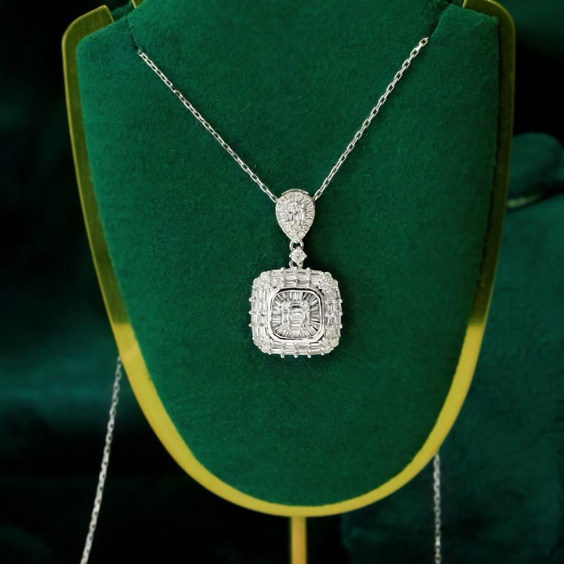 14k Gold 0.65 Ct Natural H Diamond Pendant( Without Chain ): Ref:231194314 // gold content:14k gold // main gemstone:diamond // shape:multiple // carat weight:0. 65ct // clarity grade:vs-si // color:h // treatment:natural // Condition: New Low Estimate: