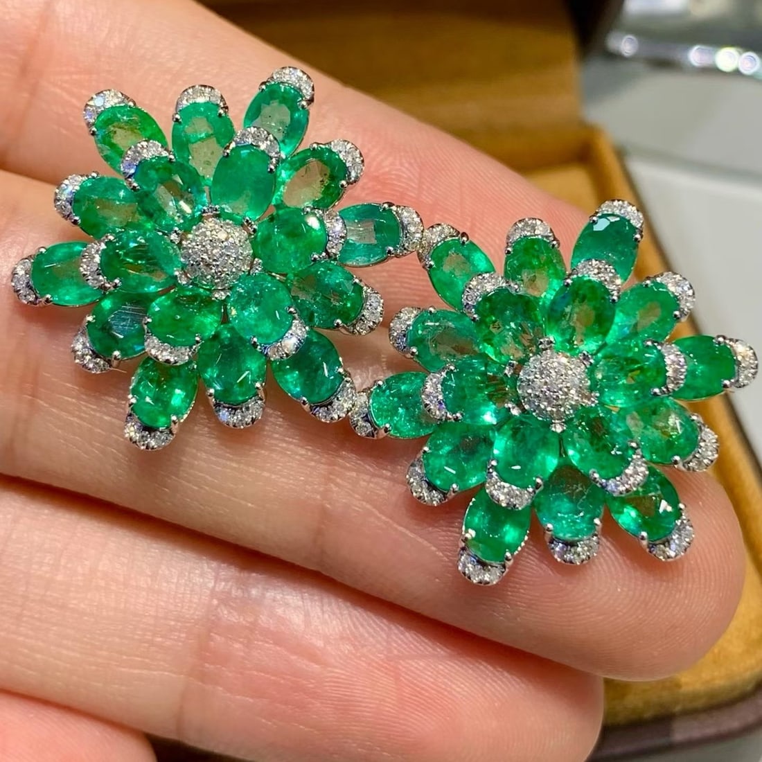 14k Gold 8 Ct Natural Emerald & Diamond Earrings - 3