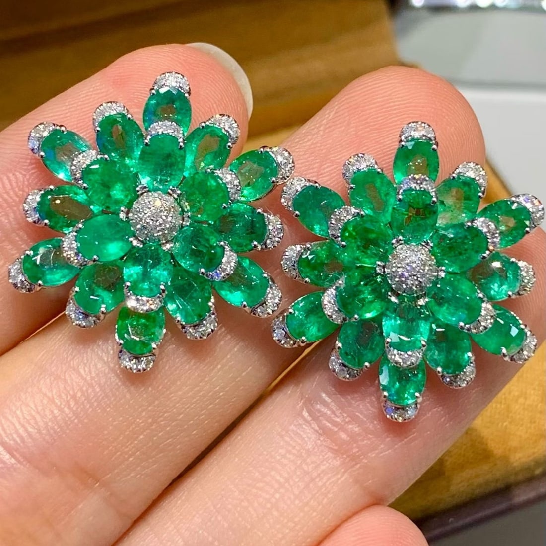 14k Gold 8 Ct Natural Emerald & Diamond Earrings - 4