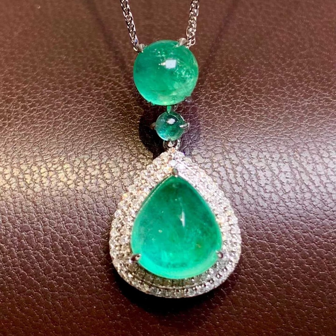 14k Gold 3.9 Ct Natural Emerald & Diamond Pendant( Without Chain ): Ref:231194344 // gold content:14k gold // main gemstone:emerald // shape:pear // carat weight:3. 9ct // color:green // treatment:natural // // adjacent gemstone 2 : diamond // shape:round // clarity g